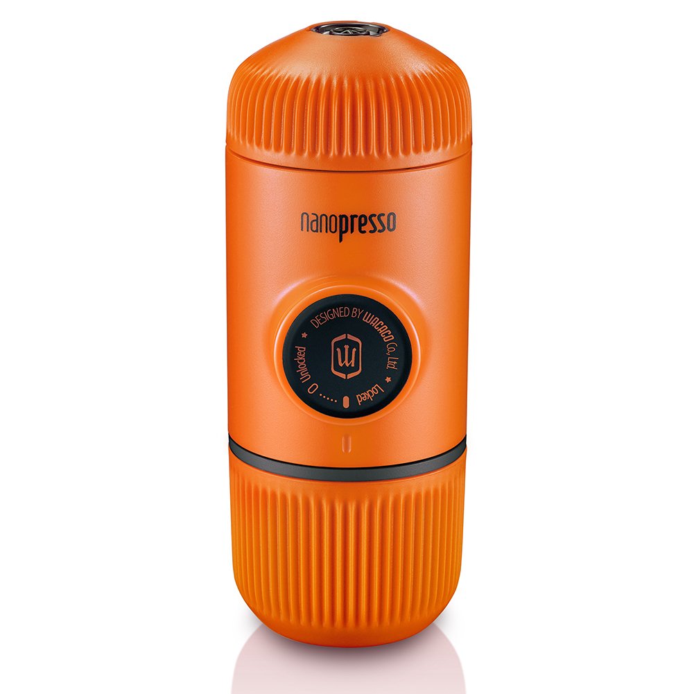 Nanopresso de WACACO muestra diseño portátil naranja para un fácil transporte.