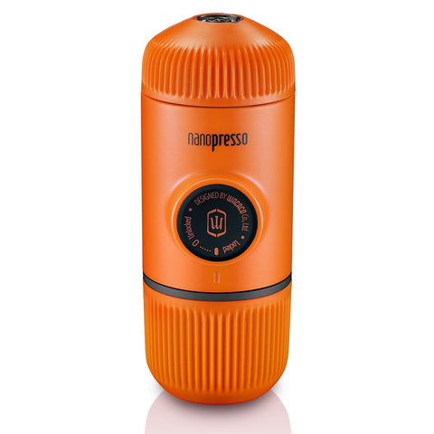 Nanopresso de WACACO muestra diseño portátil naranja para un fácil transporte.