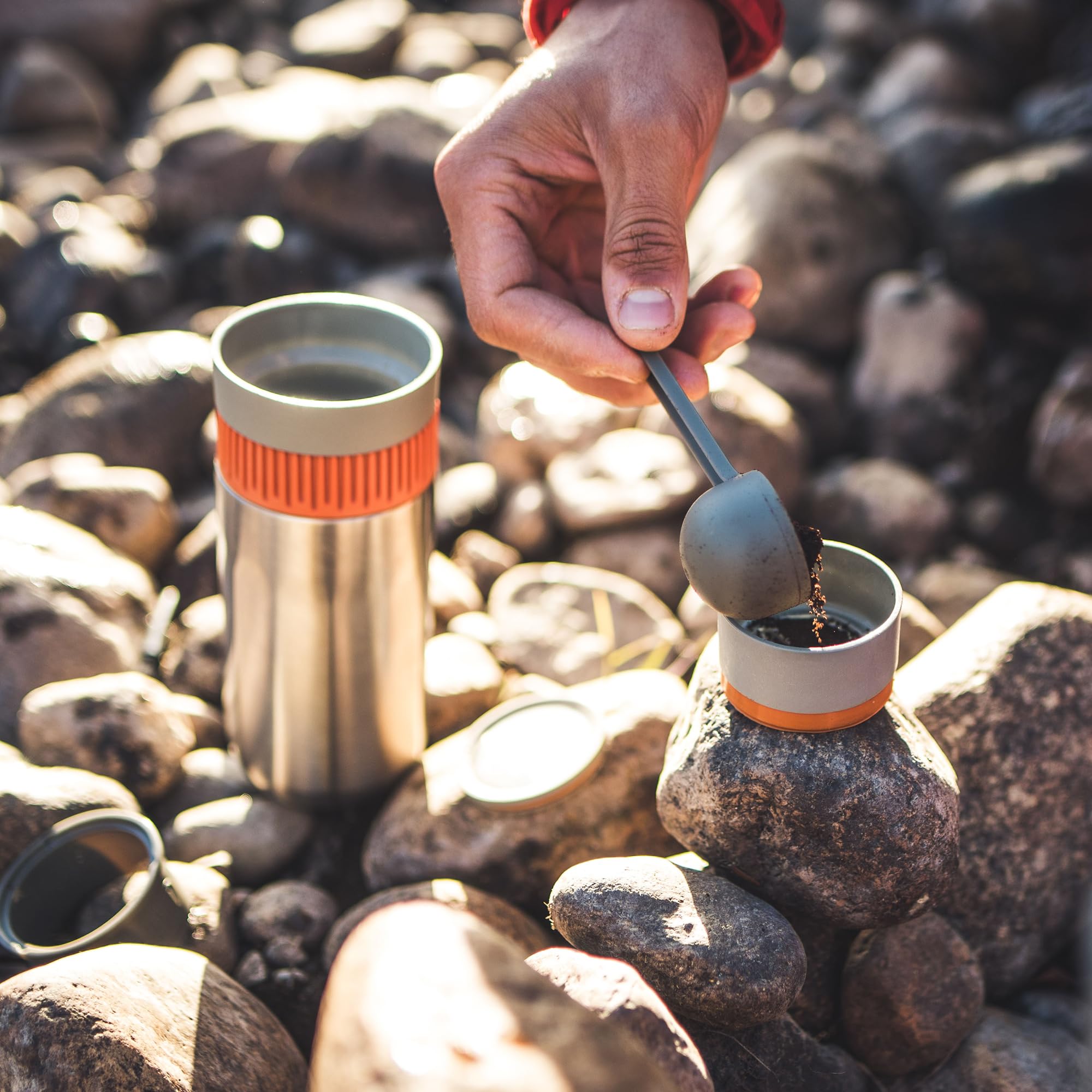 Pipamoka: cámara de agua y canasta de café listas para verter.