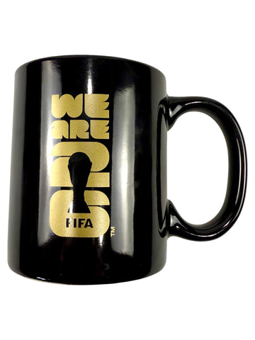Taza Wagon International 12oz detalle del escudo FIFA grabado en la cerámica.