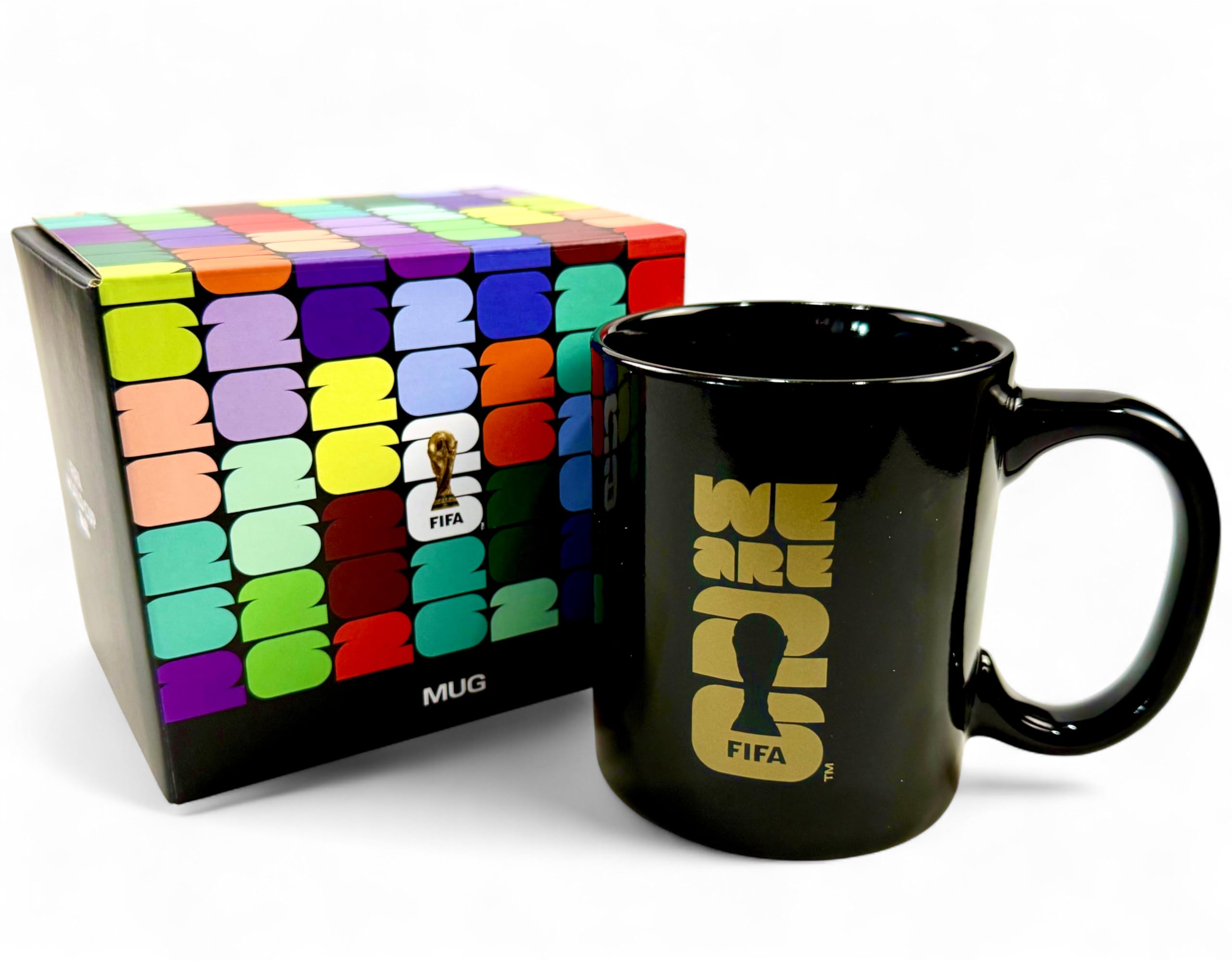 Taza Wagon International 12oz con escudo FIFA grabado, ideal para coleccionistas del Mundial.