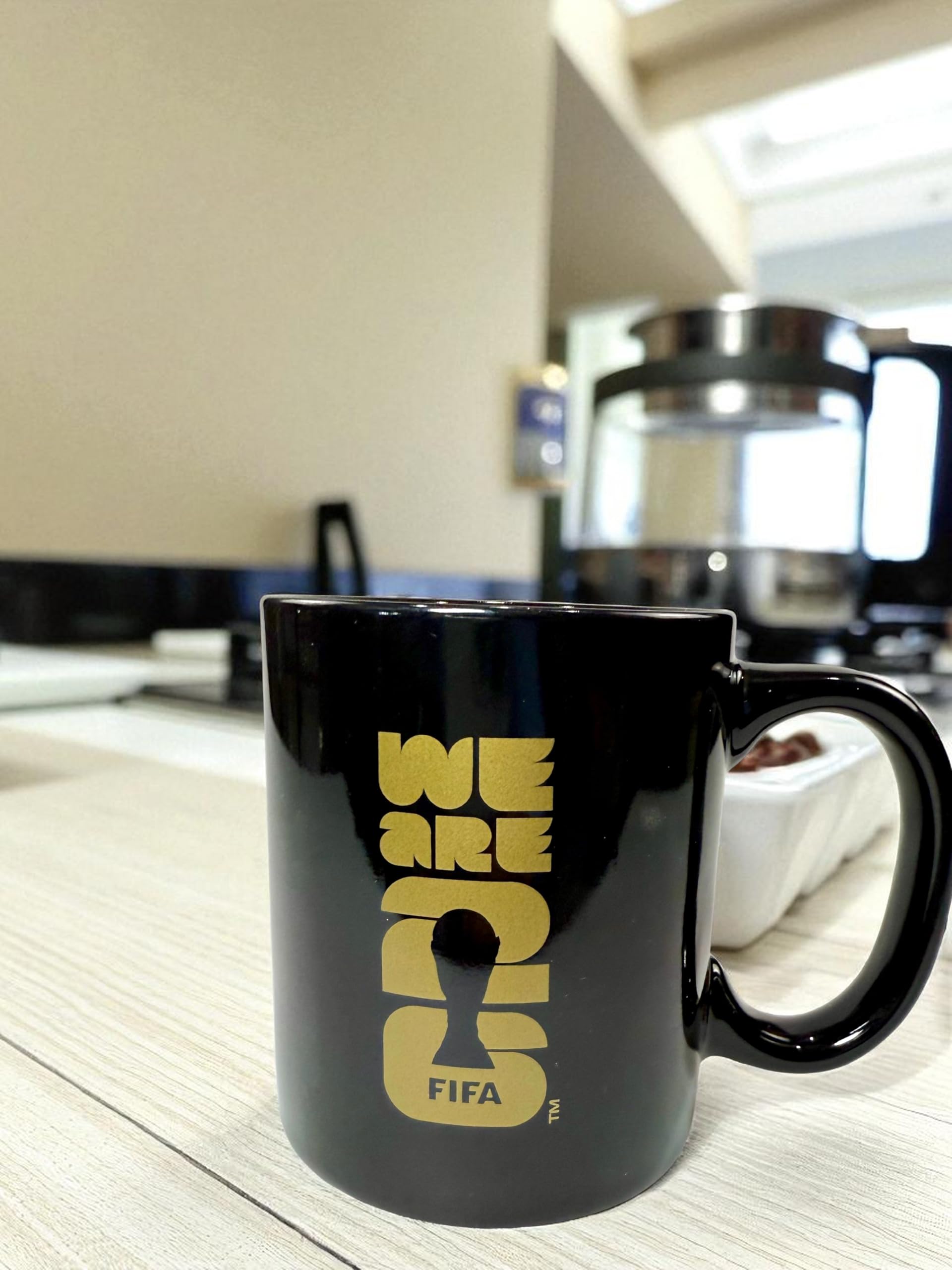 Taza Wagon International 12oz en escritorio de oficina, perfecto para pausas de café.