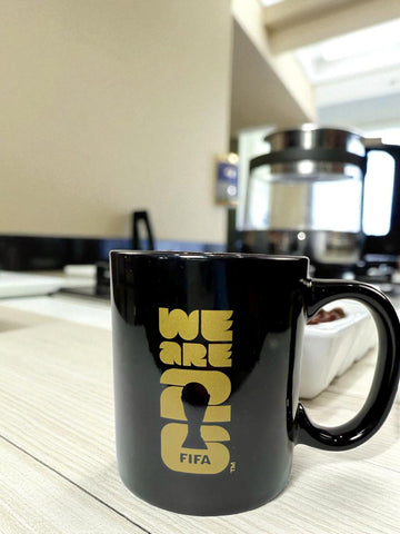 Taza Wagon International 12oz en escritorio de oficina, perfecto para pausas de café.