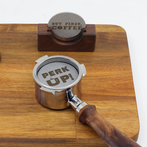 WALNUT COFFEE diseño ergonómico para uso diario junto a la cafetera.