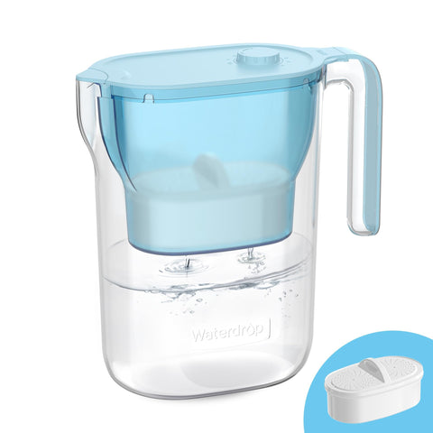 Waterdrop jarra filtradora azul para agua limpia en la encimera de la cocina.