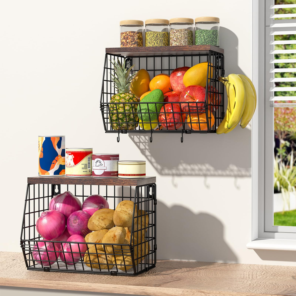 Cesta Wawocs de dos niveles en mostrador para organizar frutas con estilo.