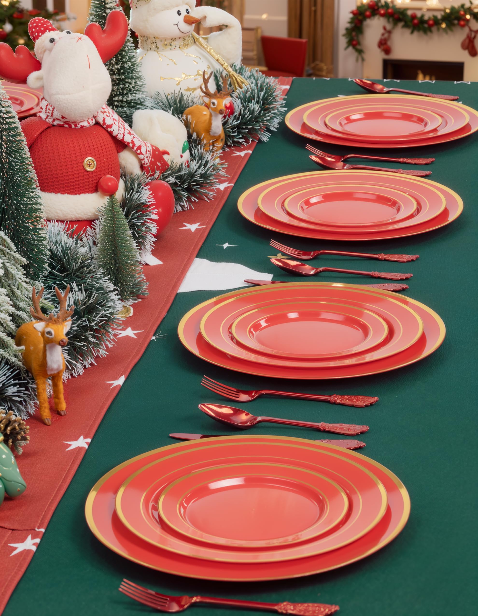 Plato cargador rojo con borde dorado de WDF en eventos temáticos.