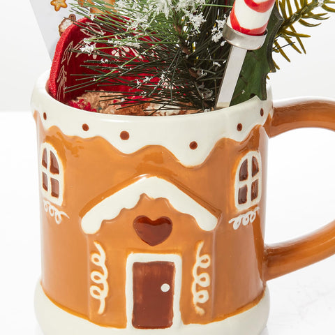 Escena navideña con taza WDS WONDROUS y adornos festivos
