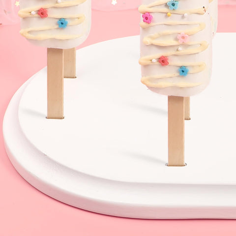 Webake presentacion postres mesa cakesicles crea un punto focal atractivo.