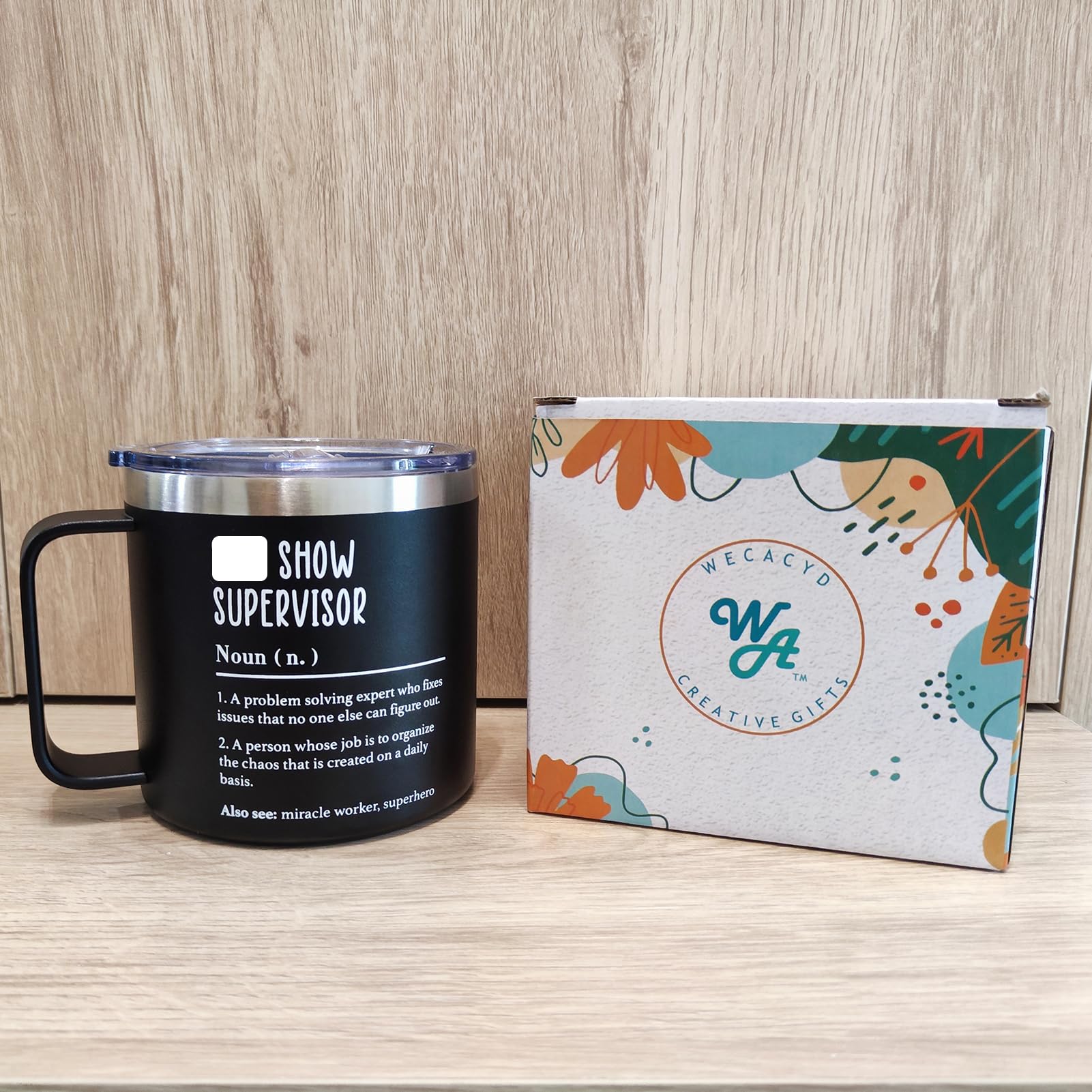 Taza negra de WECACYD, regalo práctico y con estilo.
