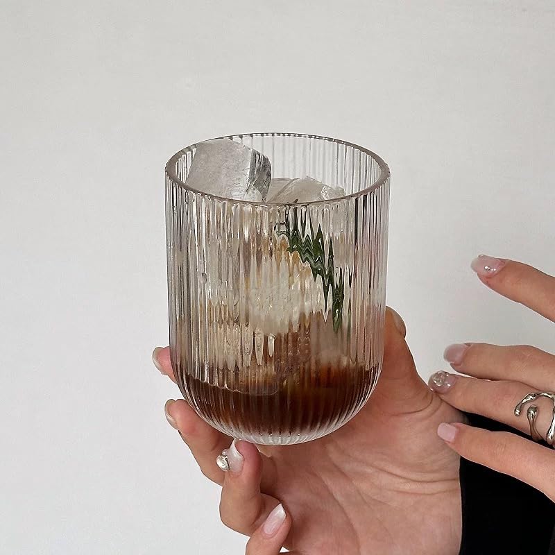 Conjunto de 8 vasos WeirdUncle con ribete origami, ideal para mesa elegante.