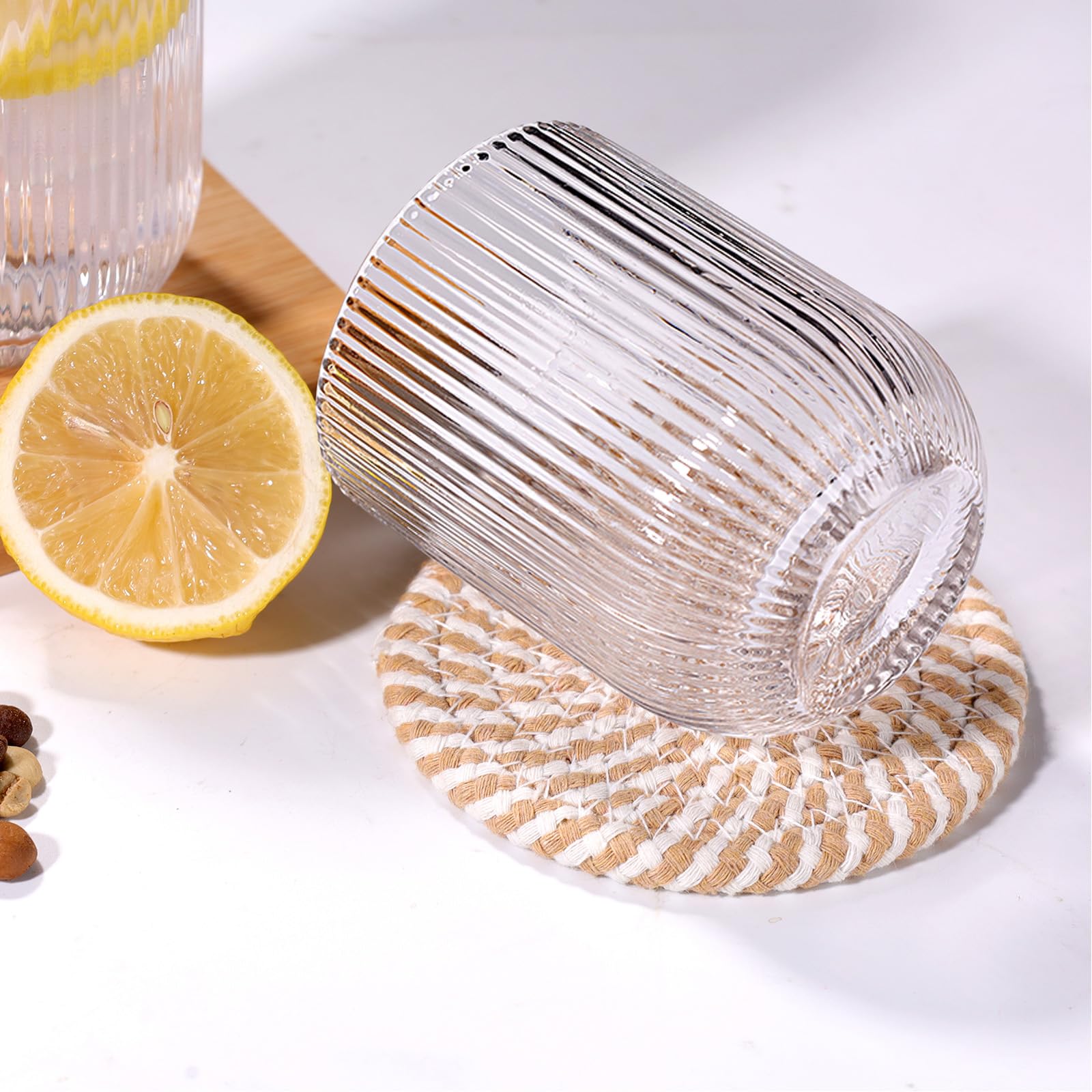 Presentación ordenada WeirdUncle, vaso en estante con estilo.