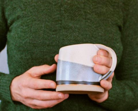 Well Covered & Green: taza cerámica día blanca para té o café.