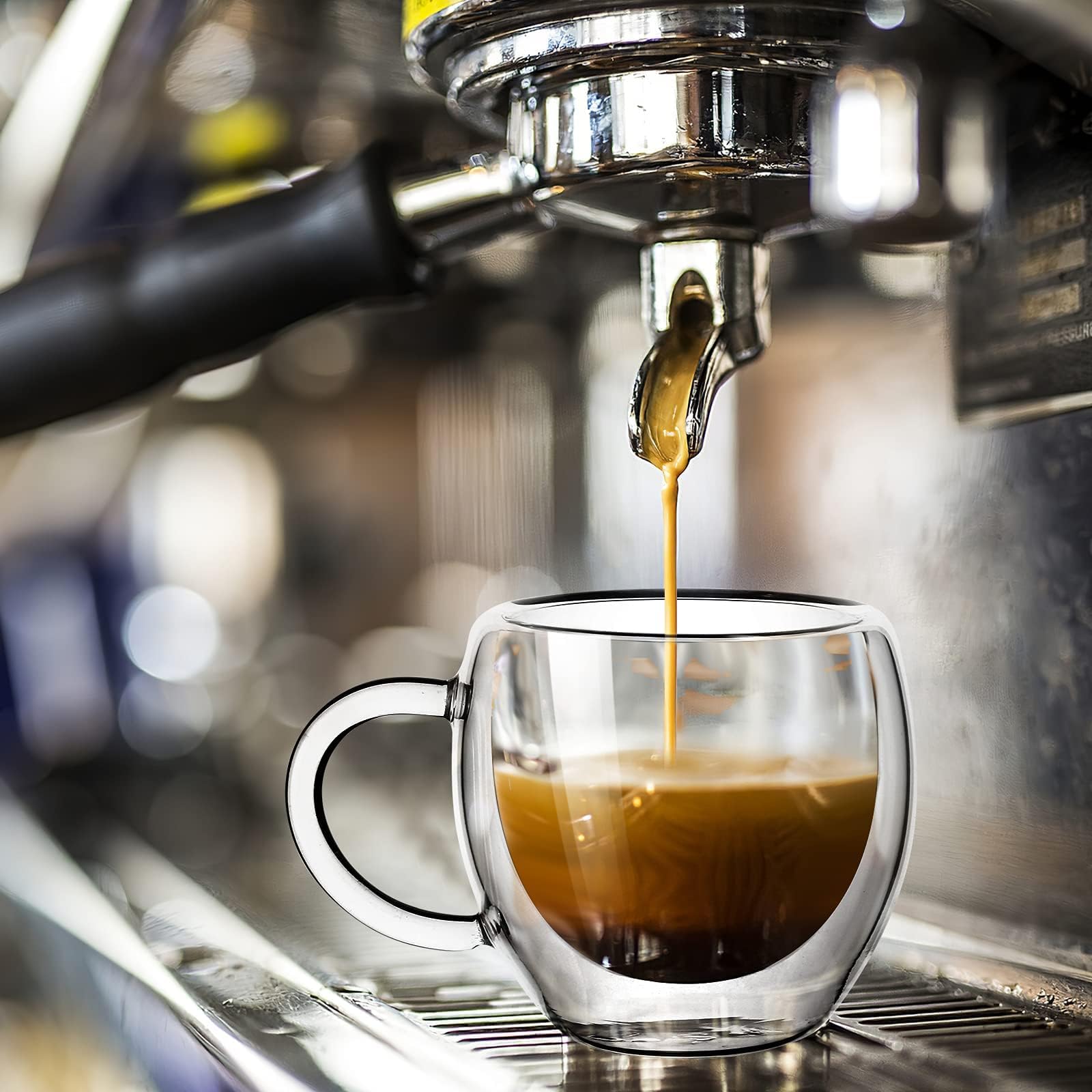 Diseño moderno Wells: tazas espresso claras y elegantes para la mesa.