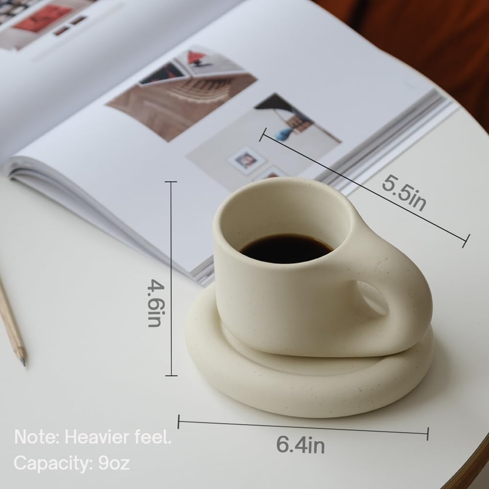 Conjunto taza y plato WENSHUO crema mate, ideal para té o chocolate caliente.
