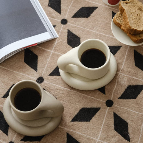 Tonos crema y café de WENSHUO, aportando estilo cálido a la mesa.