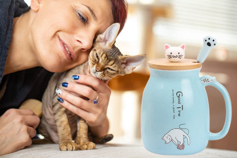 Taza WENSSY con cuchara en forma de pata, útil para revolver bebidas.