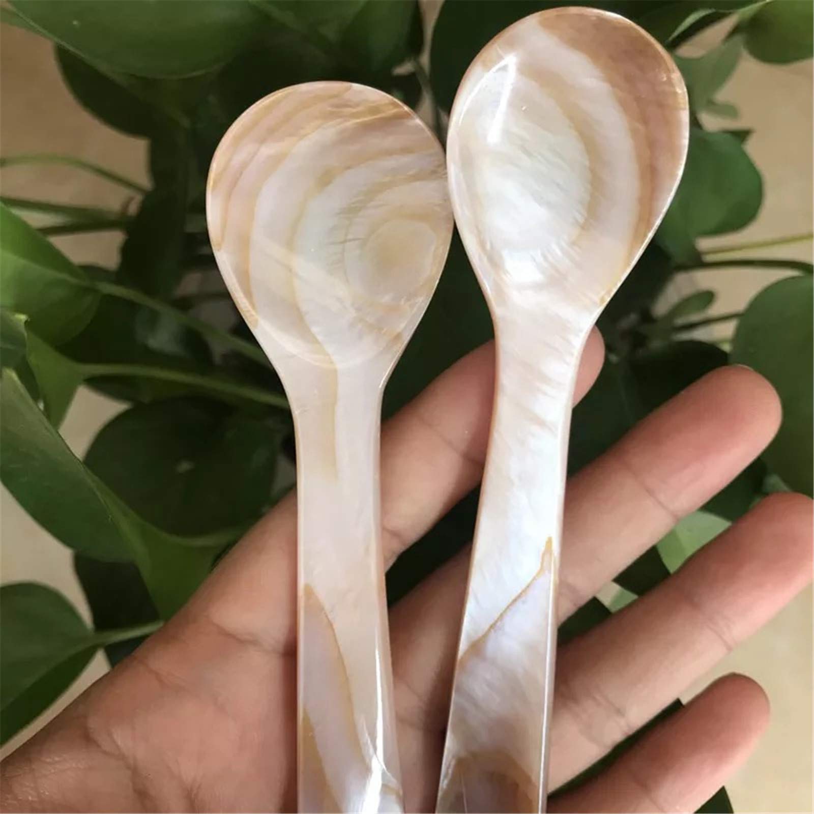 Cucharas Wenplus en uso para servir caviar con acompañamientos con estilo.