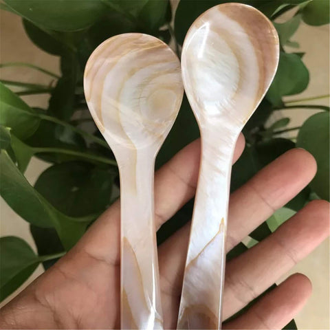 Cucharas Wenplus en uso para servir caviar con acompañamientos con estilo.