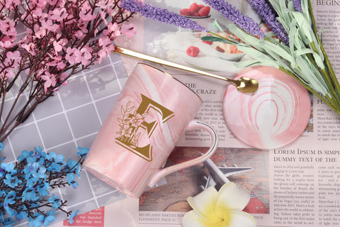 Taza personalizada WENSSY con inicial E, ideal para uso diario en casa.