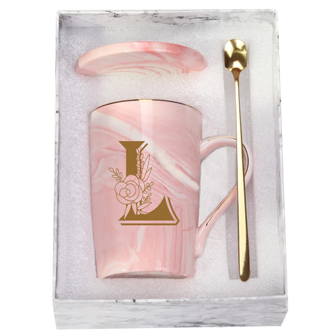 Taza WENSSY letra L con flor rosa, perfecta para empezar el día.