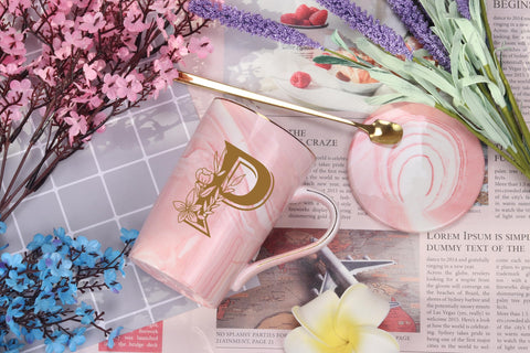 Taza WENSSY rosa con letra P y flor, 14 onzas para bebidas.