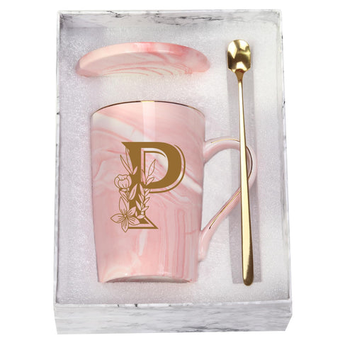 Taza WENSSY con letra P y flor rosa, lista para el desayuno.