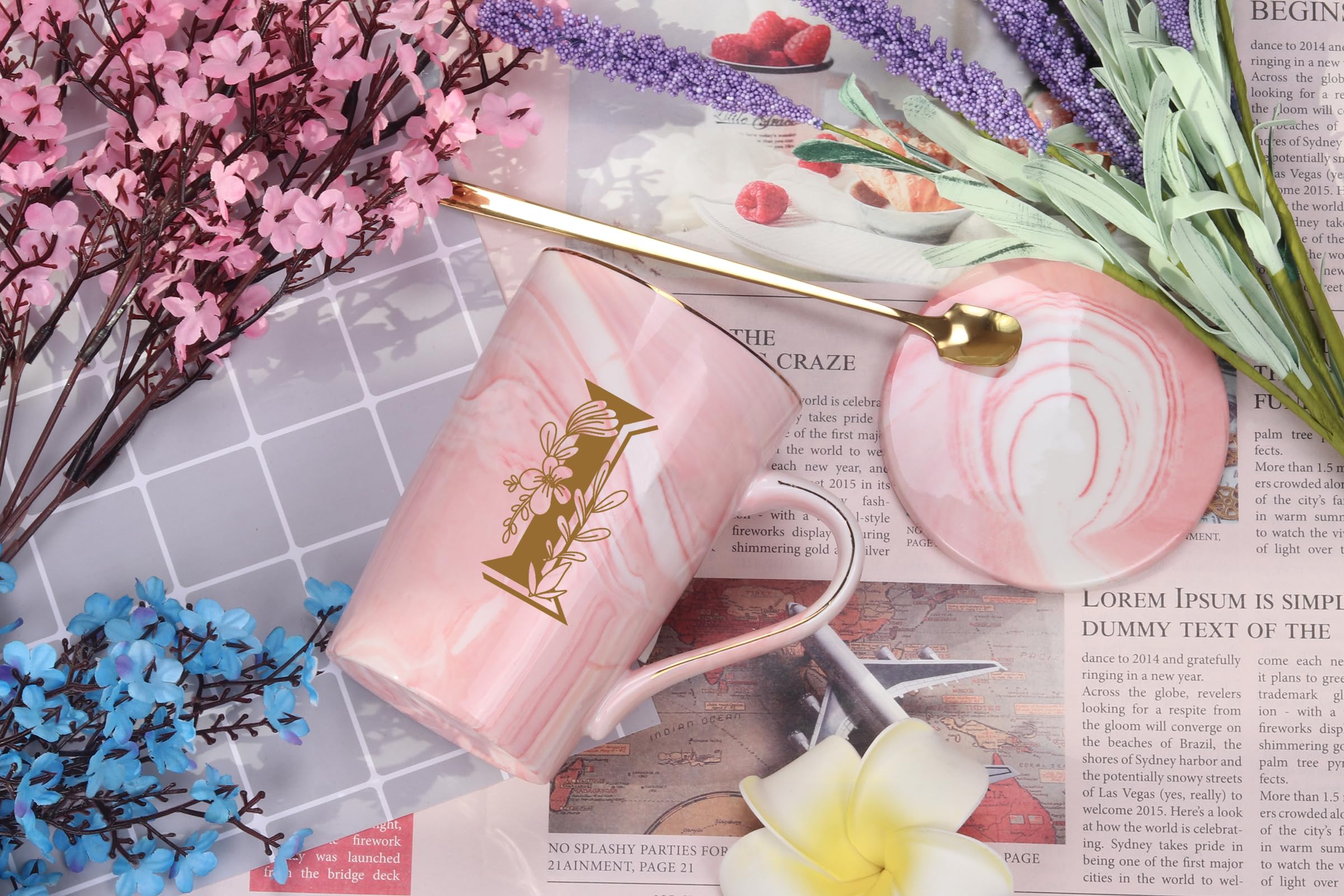 Taza personalizada WENSSY inicial I con flor rosa, regalo único para mujeres.