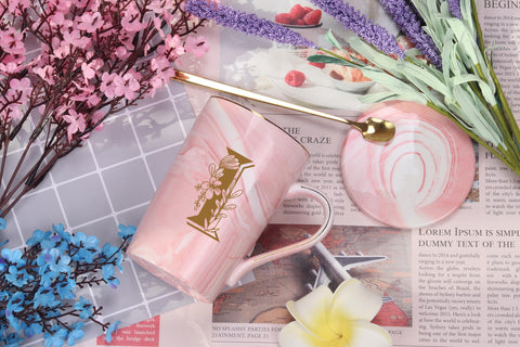 Taza personalizada WENSSY inicial I con flor rosa, regalo único para mujeres.