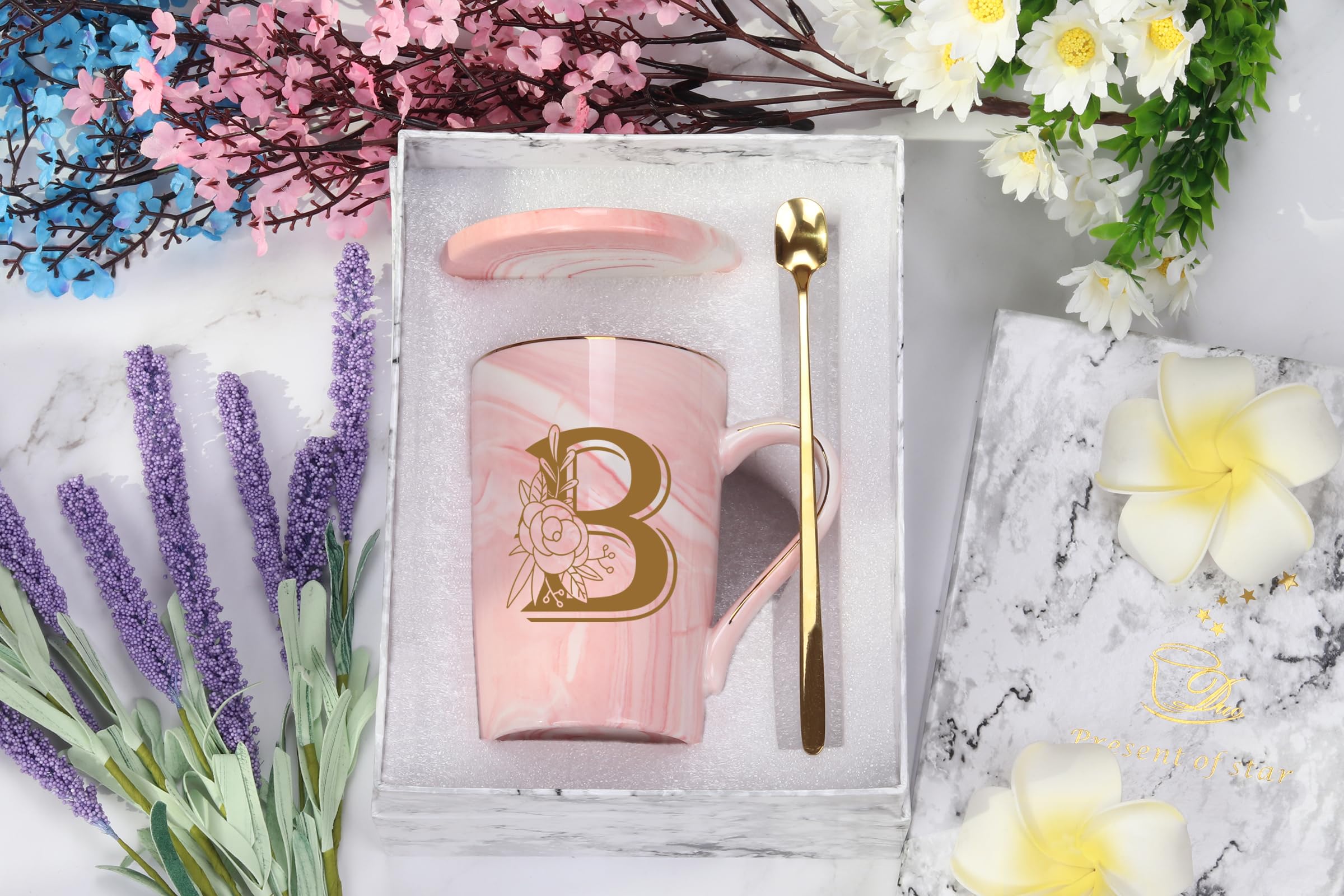 Uso diario con taza WENSSY, inicial B y flor para mujeres.