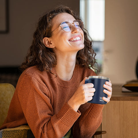 Vaso térmico WETOWETO de 14 onzas con diseño ergonómico para sostener con comodidad.