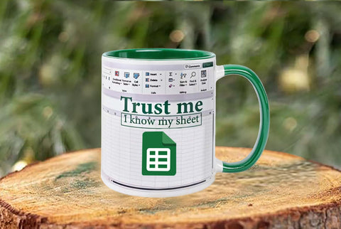 Taza WFFW Excel en escritorio, perfecta para analistas y presupuestos.