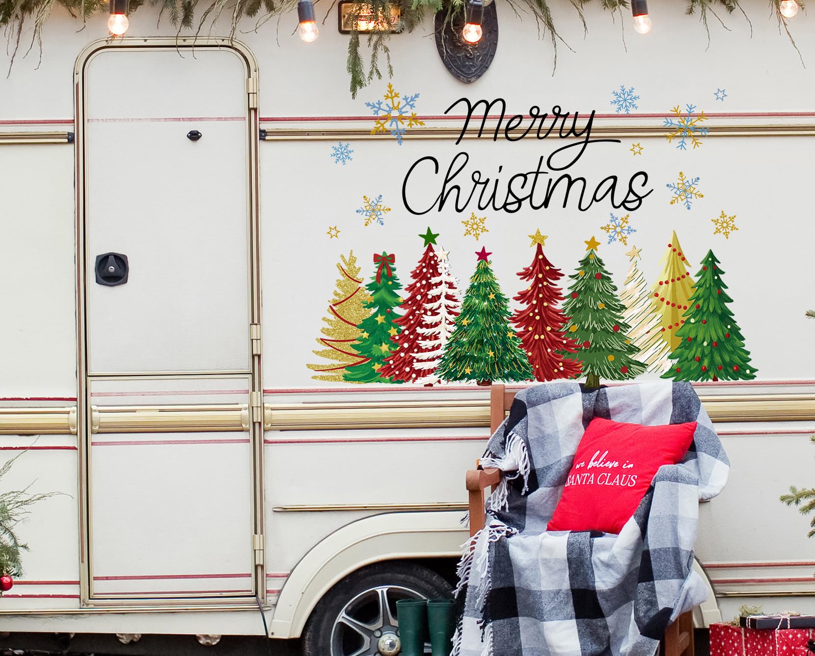 Estrellas doradas y copos para ambiente navideño sofisticado.