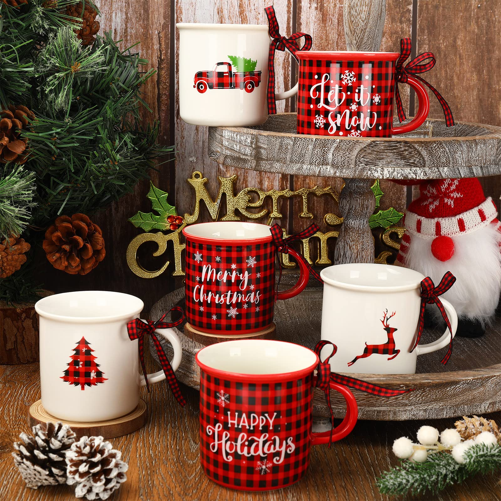 Whaline tazas mini Navidad sobre bandeja escalonada, ideal para centros de mesa.
