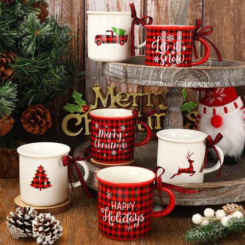 Whaline tazas mini Navidad sobre bandeja escalonada, ideal para centros de mesa.