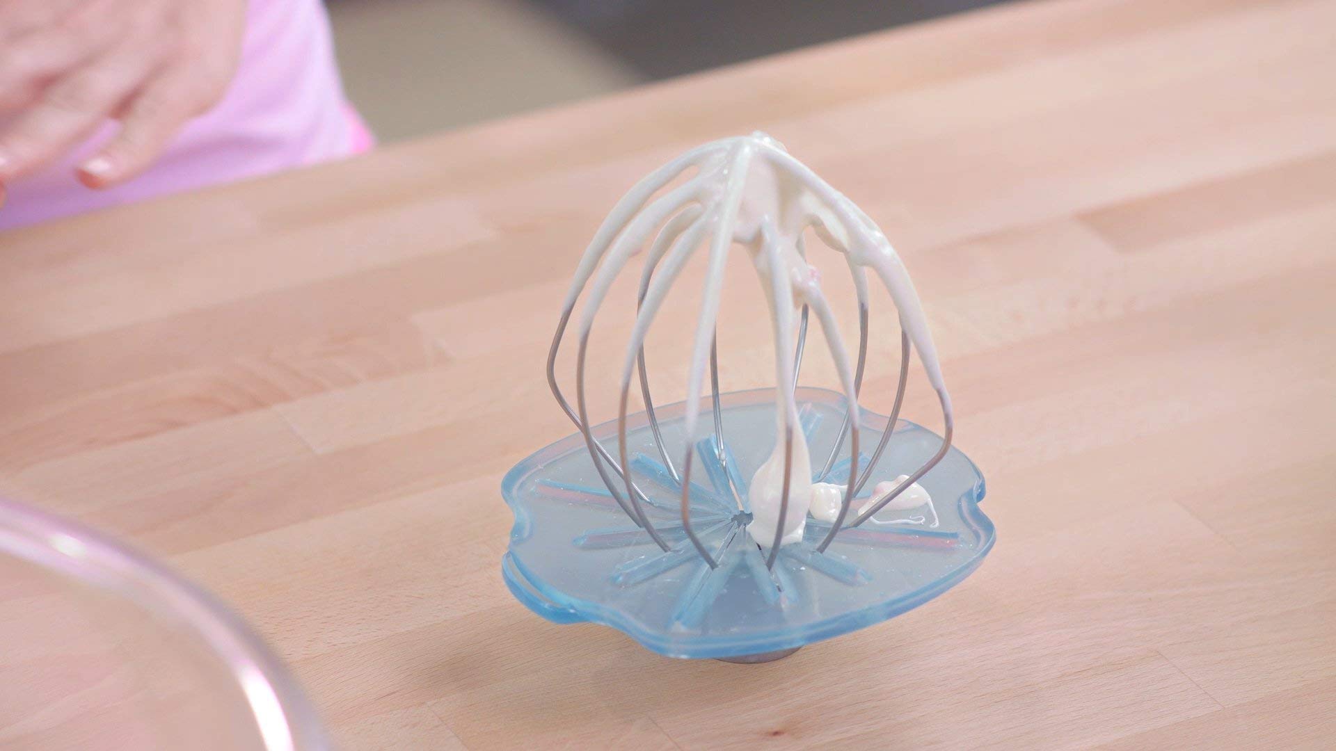 Whisk Wiper PRO captura gotas en la encimera para evitar manchas.