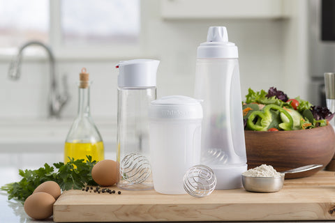 Whiskware junto a una taza para comparar tamaño y capacidad de 4.5 tazas