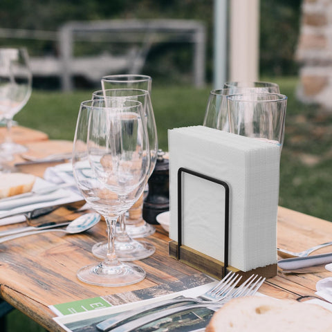 Portanapkins Wican uso para cócteles, ideal para cenas y reuniones.