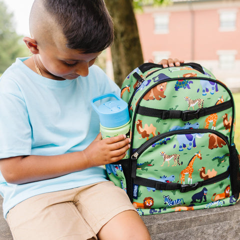Wildkin asa ergonómica facilita llevar la botella en la mano o la mochila.
