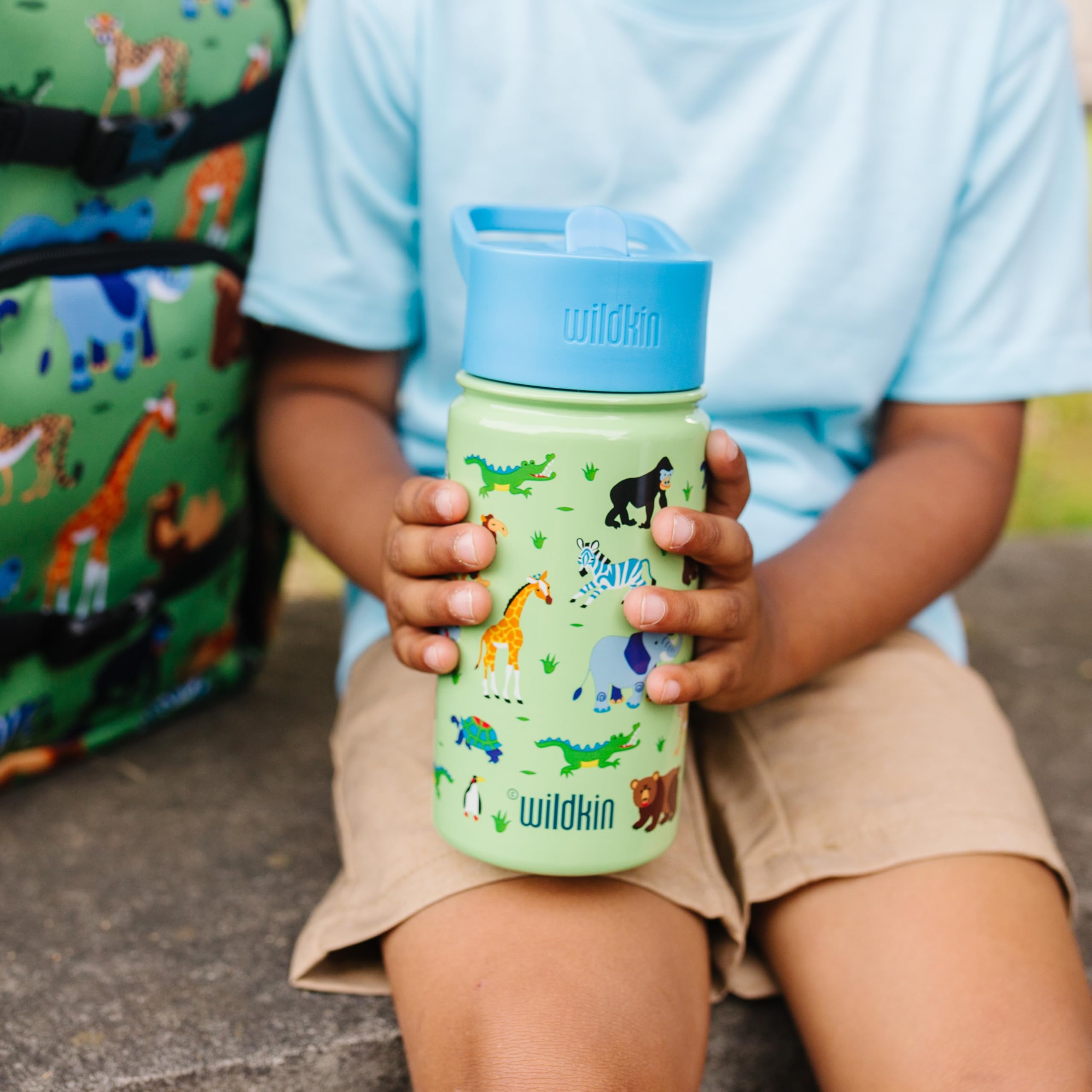 Wildkin botella con diseño selva y animales, atractiva para niños en clase y recreo.