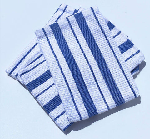 Williams-Sonoma paño azul de rayas clásico, ideal para limpiar superficies y secarlas.