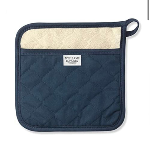 Manopla Williams-Sonoma azul marino, enfoque frontal para agarre seguro al manipular ollas.