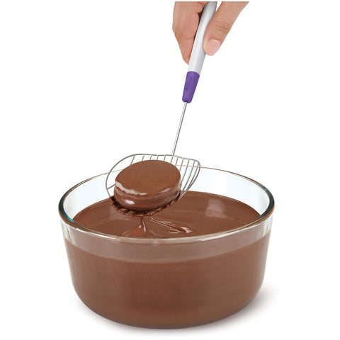 Wilton Candy Melts, mango angular, permite ver el progreso al sumergir.