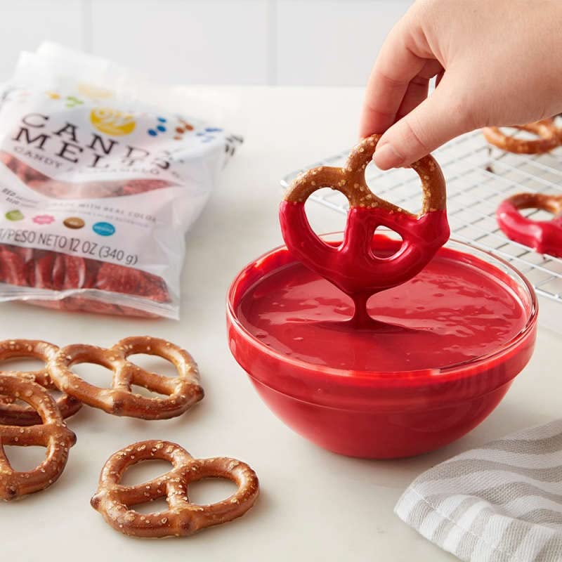 Wilton Candy Melts Rojo, color vibrante para decoraciones festivas.