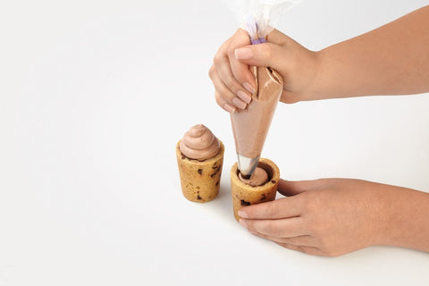 Copa de chocolate Wilton lista para rellenos.