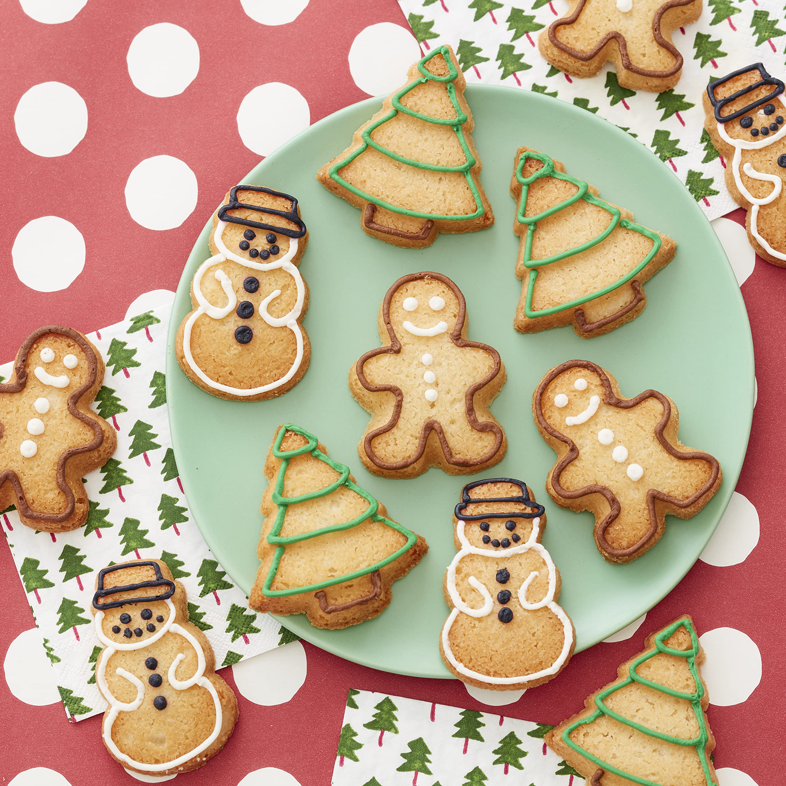 Molde Wilton doce cavidades para varias formas navideñas en una tanda.