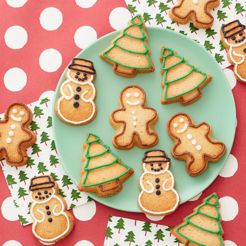 Molde Wilton doce cavidades para varias formas navideñas en una tanda.