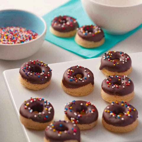 Desmolde suave de donas tras hornear con el molde Wilton.