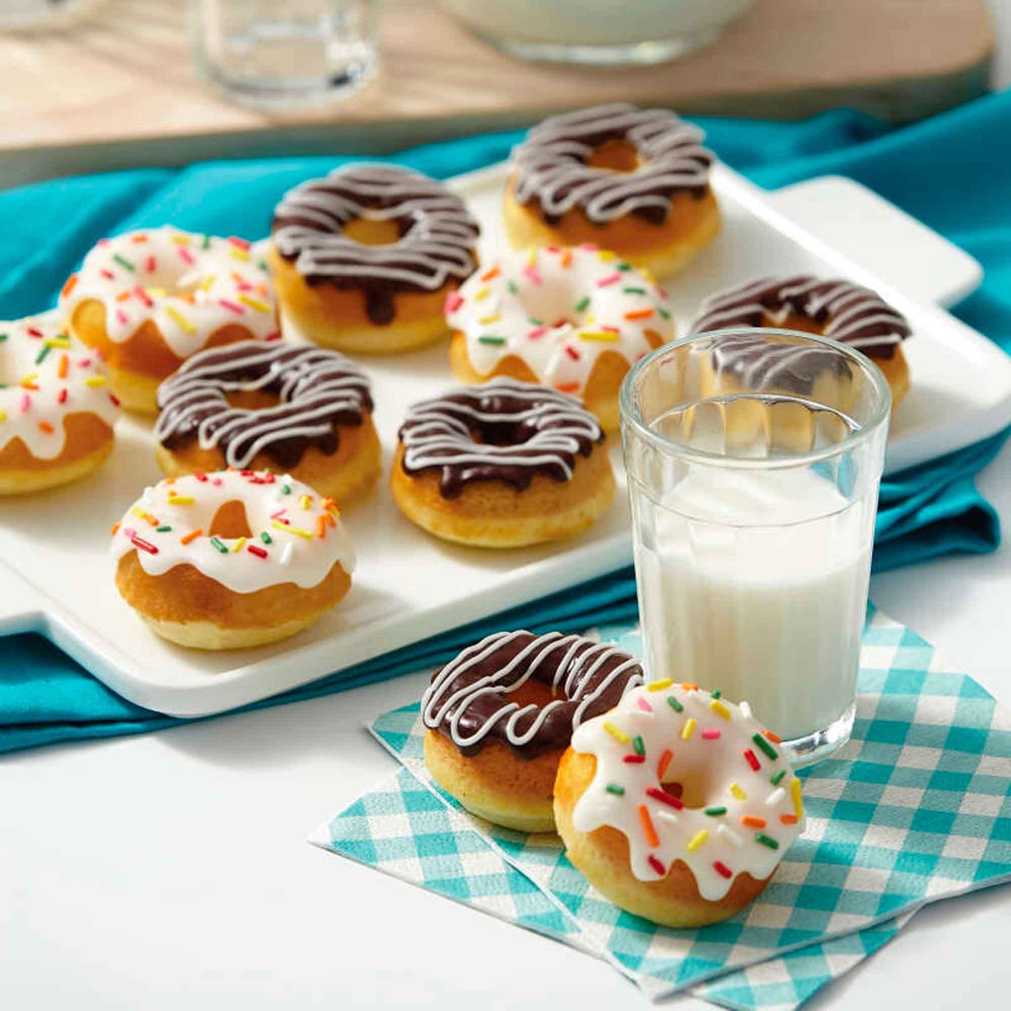 Interior antiadherente del molde Wilton mini donas para desmolde fácil.