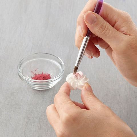 Pincel espolvoreo grande Wilton para cubrir superficies amplias con color.